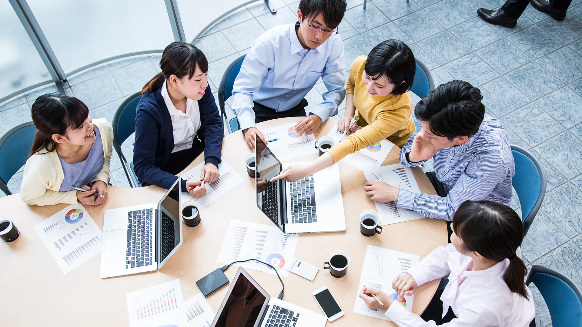 打ち合わせを行う株式会社信源のスタッフ
